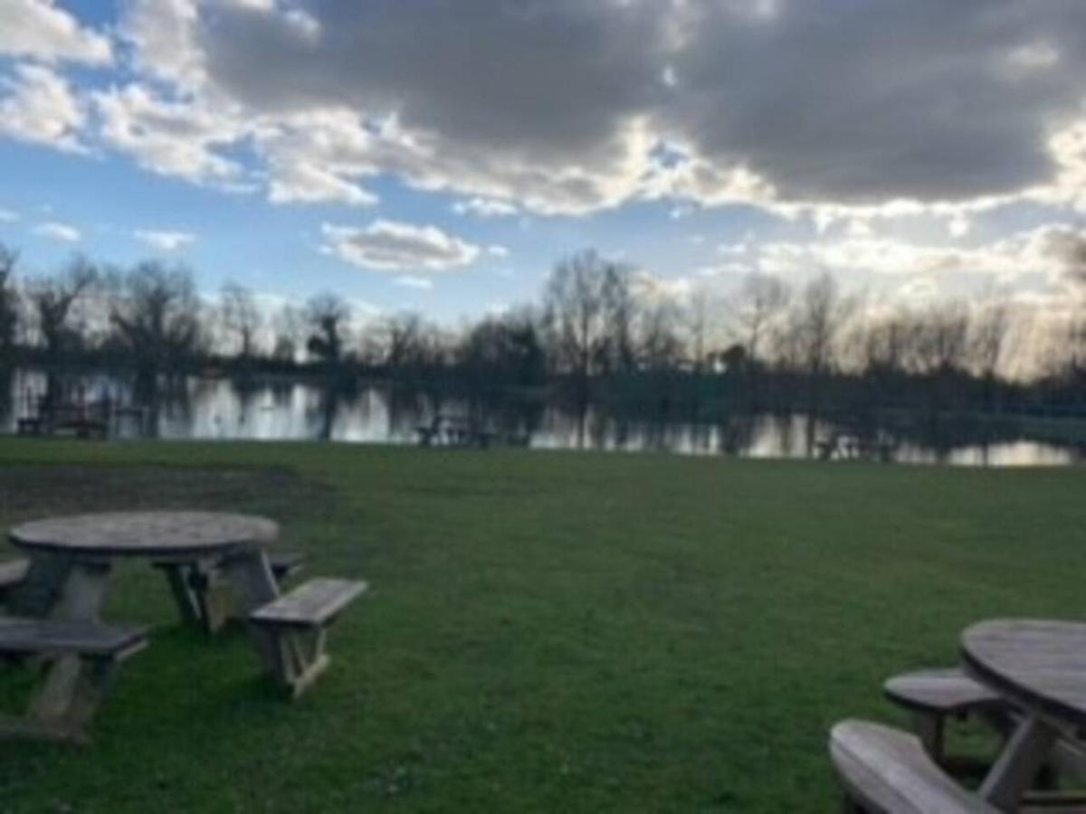 Captivating Bluebell Lodge 2-Bed Cotswolds Caravan Cirencester Zewnętrze zdjęcie